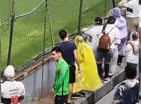 (VIDEO)Entregó su pilotín a un niño que alentaba a Olimpia