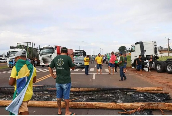 Bolsonaristas no aceptan victoria de Lula y bloquean rutas - Radio Imperio