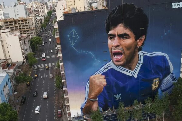 El rostro de Maradona roza la “inmensidad” de los cielos - Viajes - ABC Color