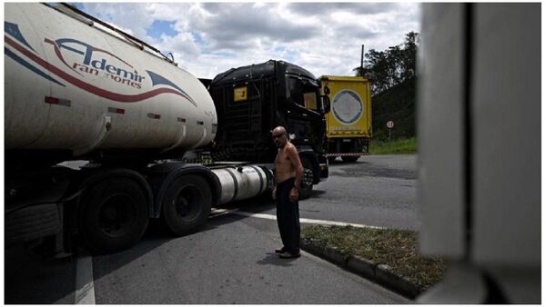Camioneros bloquean varias calles en Brasil en protesta por elecciones