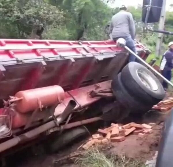 Camión repleto de ladrillos desvió bache y cayó en una canaleta en Luque - Nacionales - ABC Color