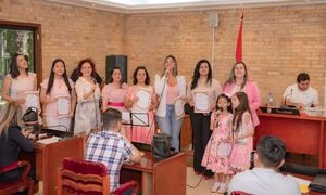 Entregan reconocimiento a artistas que representaron a CDE en Asunción