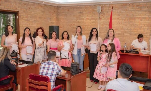 Entregan reconocimiento a artistas que representaron a CDE en Asunción