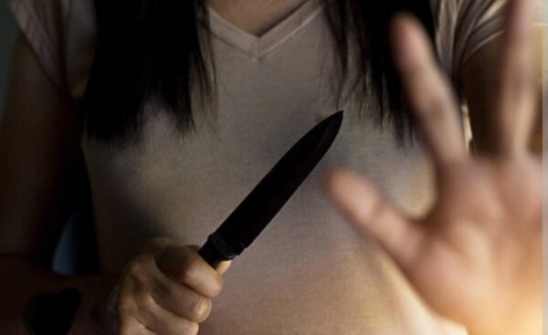 Abren proceso contra mujer que apuñaló a otra