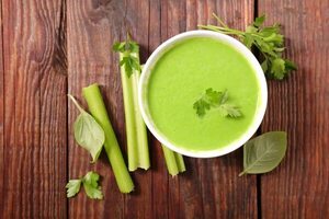 ¿Te excediste con la comida el fin de semana? Probá esta sopa de apio - Gastronomía - ABC Color
