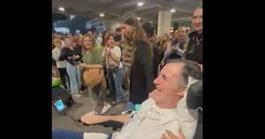 La Nación / Político argentino que sufre de ELA llegó en silla de ruedas al concierto de Coldplay y fue ovacionado
