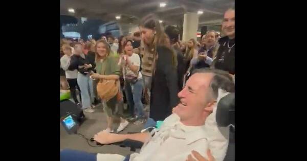 La Nación / Político argentino que sufre de ELA llegó en silla de ruedas al concierto de Coldplay y fue ovacionado