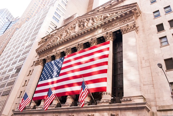 Wall Street cierra octubre en verde y Dow termina su mejor mes desde 1976 - Revista PLUS