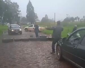 Camioneros bolsonaristas invadieron territorio paraguayo y cerraron camino vecinal; la Policía intervino y ya liberaron