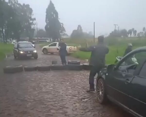 Camioneros bolsonaristas invadieron territorio paraguayo y cerraron camino vecinal; la Policía intervino y ya liberaron
