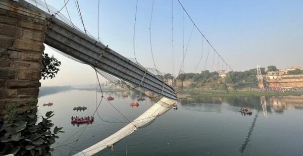 India: Elevan a 137 la cifra de muertos por el colapso de un puente colgante