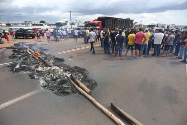 Brasil: Camioneros molestos por resultado de las elecciones bloquean rutas y piden que el Ejército tome las calles