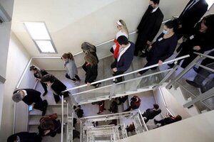Funcionarios evacuan el Palacio de Justicia de Asunción ante amenaza de bomba - Radio Imperio