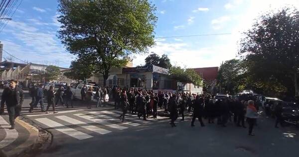 La Nación / Evacúan 5.000 personas del Palacio de Justicia tras amenaza de bomba