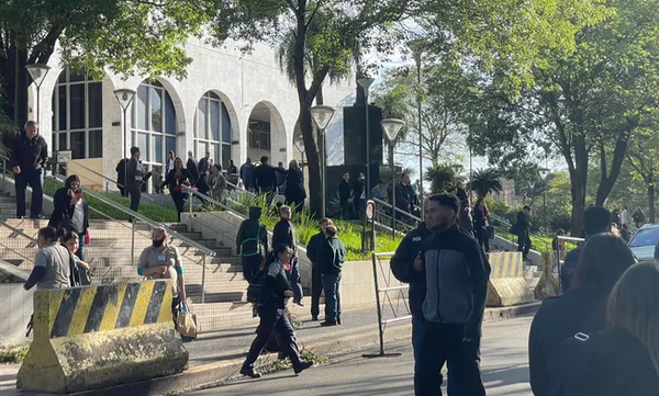 Evacuan el Palacio de Justicia por amenaza de bomba - Noticiero Paraguay