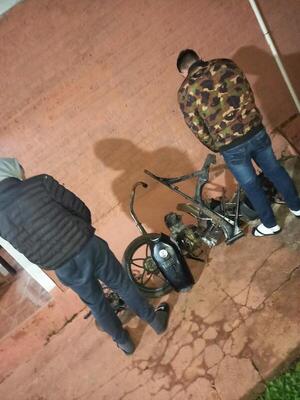 Sorprenden a dos jóvenes en pleno desarme de una motocicleta