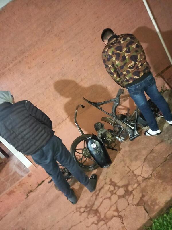 Sorprenden a dos jóvenes en pleno desarme de una motocicleta