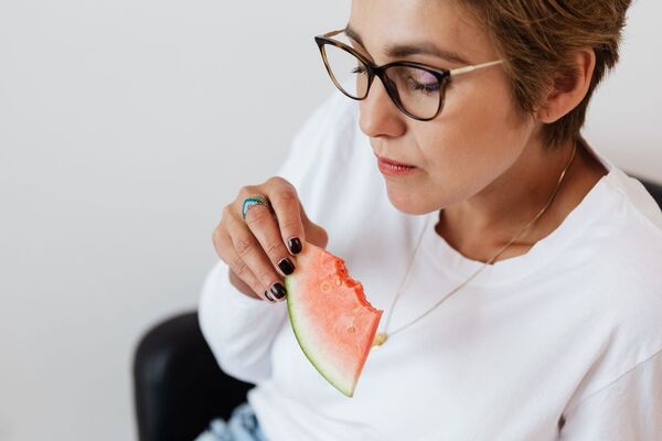 Frutas con mucha agua y pocas calorías para incluirlas a diario
