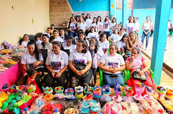 Nelson Cano entrega certificados de curso de manualidades promovido por la comuna hernandariense | DIARIO PRIMERA PLANA
