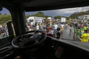 Más de 100 bloqueos de ruta por protesta de camioneros bolsonaristas - Mundo - ABC Color