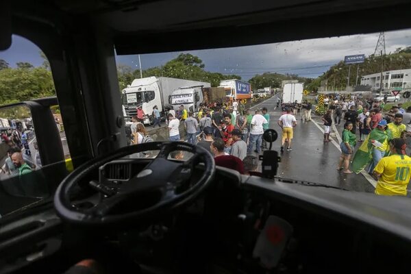 Más de 100 bloqueos de ruta por protesta de camioneros bolsonaristas - Mundo - ABC Color