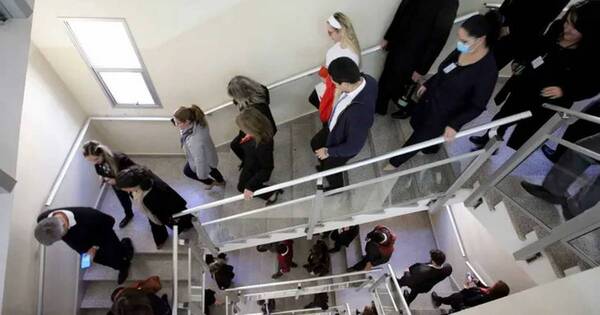 La Nación / Explosivistas de la FOPE buscan supuesta bomba en el Poder Judicial