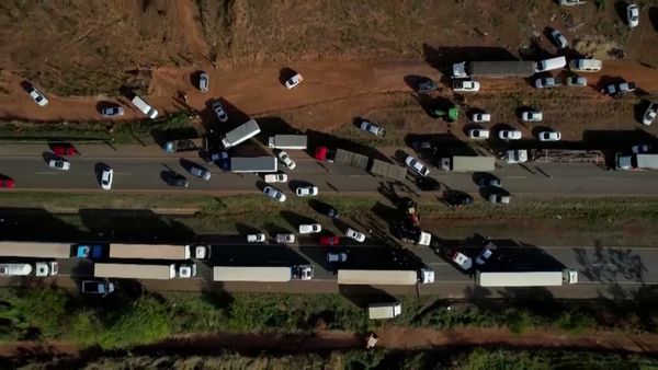 El Supremo Tribunal de Brasil ordenó despejar los 270 bloqueos de carreteras instalados por seguidores de Bolsonaro y la Policía prepara el operativo