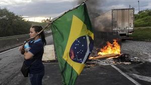 Continúan los bloqueos de los camioneros en carreteras de Brasil