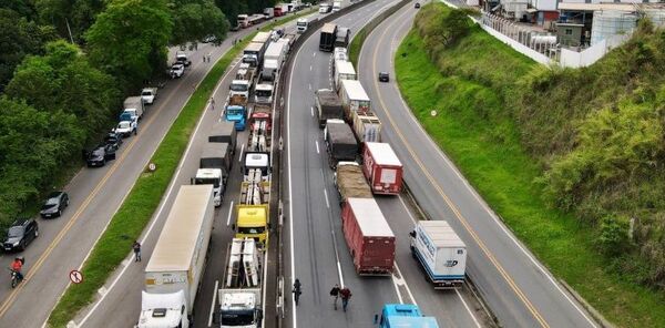 Elecciones en Brasil: Jair Bolsonaro sigue en silencio y crece el bloqueo de rutas en todo el país