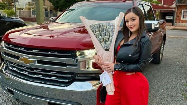 ¡La novia más mimada! Regalan Pam Ruíz Díaz una camionetaza y un ramo de dólares