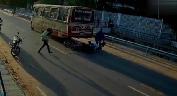 Crónica / [VIDEO] Motocas fueron a "parar" por la parte trasera de un colectivo