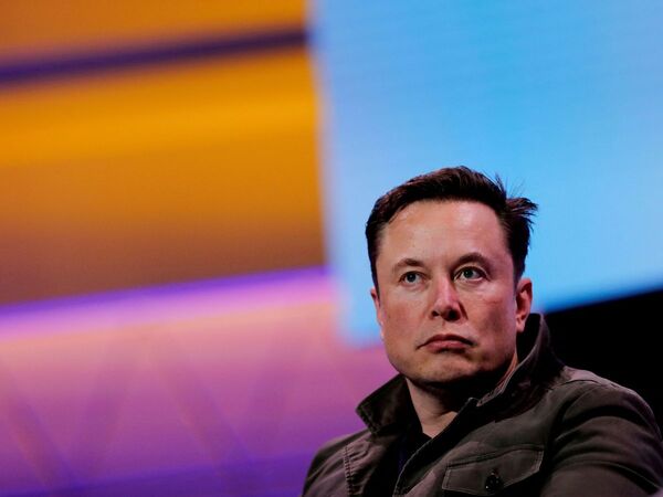Elon Musk da primeros pasos en Twitter con despidos y salida de la bolsa - Revista PLUS