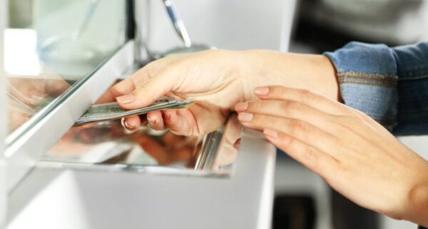 Dinámica de depósitos bancarios continua a la baja