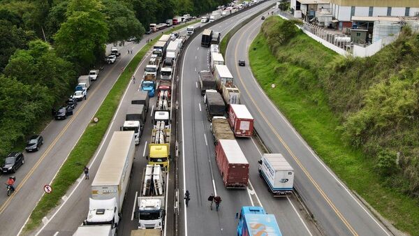 Bolsonaro calla y camioneros exigen un golpe contra la victoria de Lula