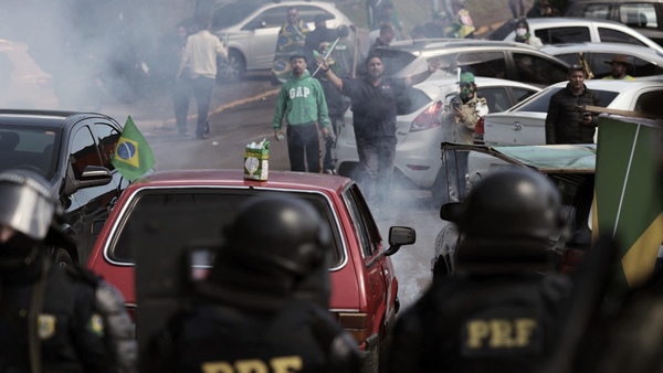 Manifestantes bolsonaristas bloquean accesos al aeropuerto de San Pablo y cancelan vuelos - El Trueno