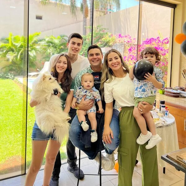 Maga Páez celebró la vida de su esposo Patricio Escobar a pura familia - Gente - ABC Color