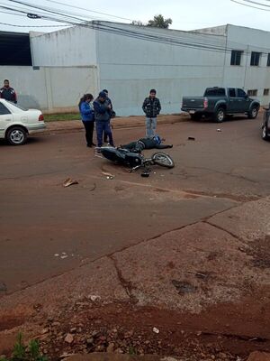 Motociclista resultó herido tras ser embestido por una camioneta.