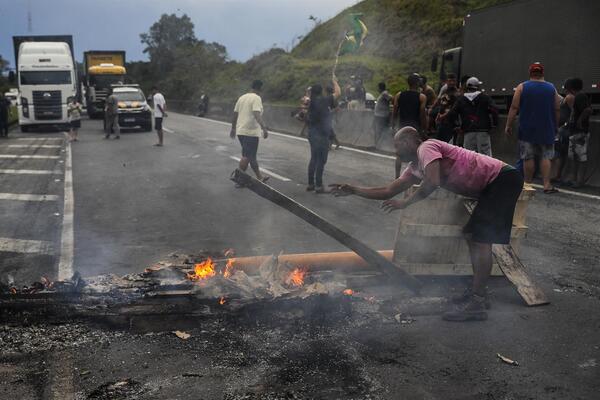 Tensión en Brasil: Dispersan a los bolsonaristas que mantienen más de 200 bloqueos de carreteras - ADN Digital