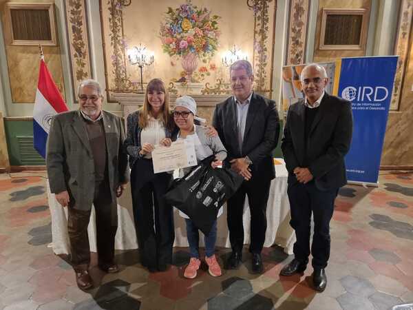 Ministerio de Trabajo entregó certificados y kits a egresados de cursos de capacitación