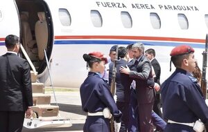 Mario Abdo viajó a España en vuelo privado y evadió a la prensa - Política - ABC Color