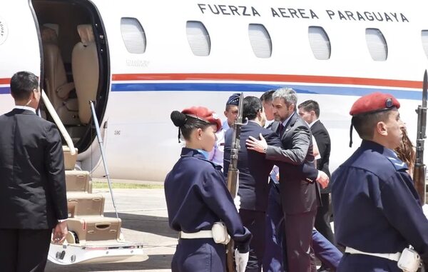 Mario Abdo viajó a España en vuelo privado y evadió a la prensa - Política - ABC Color