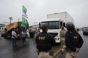 Policía investiga a agentes por “brazos caídos” y no liberar las carreteras en Brasil - Mundo - ABC Color