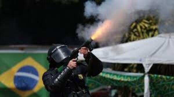 Tensión en Brasil: la policía dispersa a los bolsonaristas que mantienen más de 200 bloqueos de carreteras