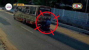 Motociclistas chocaron contra un bus - C9N