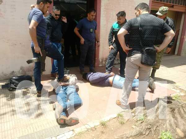 Tras persecución de película, policía logra detener a dos asaltantes | Radio Regional 660 AM