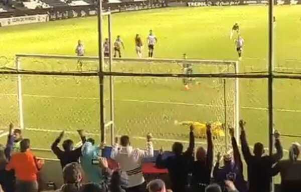 (VIDEO)La reacción de los hinchas tras penal fallido y el silencio de Jean Fernandes