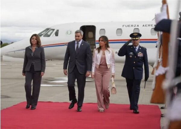 Marito viajó a España y en el aeropuerto evadió a la prensa