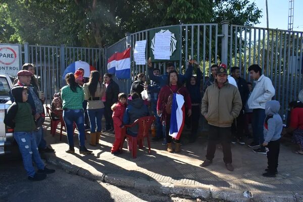 En Atinguy se manifiestan para reclamar pagos y OP a la EBY - Nacionales - ABC Color