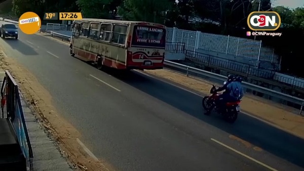 Ñemby: Chocaron contra un bus que frenó - C9N