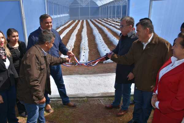 Entregan moderno invernadero e insumos para centro de educación agroecológica